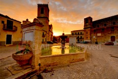 Fontana di Piazza Umberto I al tramonto, Palazzo Adriano