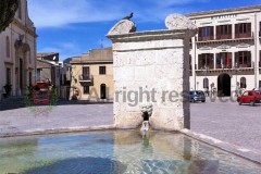 Scorcio della fontana di Piazza Umberto I, Palazzo Adriano