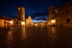 Piazza Umberto I di notte, Palazzo Adriano